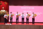 Bí thư Thành ủy Hà Nội Trần Đức Thắng trao các quyết định của Ban Bí thư Trung ương Đảng và Ban Thường vụ thành ủy về công tác cán bộ. (Ảnh: Văn Điệp/TTXVN)