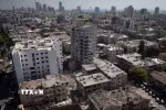 Những tòa nhà tại Bat Yam, Israel bị hư hại sau cuộc tấn công bằng tên lửa của Iran. (Ảnh: THX/TTXVN)
