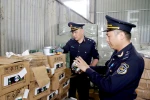 Lực lượng Hải quan Cửa khẩu Quốc tế Hữu Nghị (Lạng Sơn) kiểm tra nhãn mác hàng hóa nhập khẩu tại kho bãi khu vực cửa khẩu. (Ảnh: Quang Duy/TTXVN)