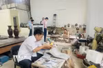 Nghệ nhân làng nghề Chuyên Mỹ đam mê tạo ra những tác phẩm khảm trai sơn mài và giữ ngọn lửa nghề cho quê hương. (Ảnh: Tuyết Mai/TTXVN)