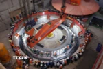 Hạ đặt thành công rotor có trọng lượng khoảng 585 tấn của tổ máy số 1, Dự án Thủy điện Hòa Bình mở rộng. (Ảnh: Vũ Sinh/TTXVN)