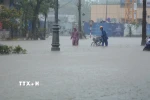Mưa lớn kéo dài, nước lũ ngập sâu khiến người dân Huế di chuyển khó khăn. (Ảnh: Văn Dũng/TTXVN)