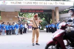Cán bộ, chiến sỹ Đội Cảnh sát giao thông số 7 điều tiết, phân luồng giao thông tại điểm thi Trường Trung học cơ sở Nguyễn Trãi (quận Thanh Xuân, Hà Nội). (Ảnh: Phạm Kiên/TTXVN)