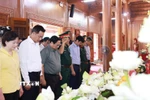 Thủ tướng Phạm Minh Chính dâng hương tưởng niệm tại Đền thờ Bác Hồ và các Anh hùng liệt sỹ tỉnh Quảng Trị. (Ảnh: Dương Giang/TTXVN)