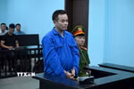 Bị cáo Đinh Văn Long khai báo tại phiên xử. (Ảnh: Kim Anh/TTXVN)