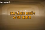 Chiến sỹ Bùi Quang Thận (cầm cờ, phía trước) cùng 3 chiến sĩ của Quân đoàn 2 - Binh đoàn Hương Giang tiến vào cắm cờ trên nóc Phủ Tổng thống Ngụy quyền Sài Gòn lúc 11 giờ 30 phút ngày 30/4/1975. (Ảnh: Vũ Tạo/ TTXVN)