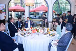 Thủ tướng Phạm Minh Chính và Thủ tướng Nhật Bản Ishiba Shigeru cùng ăn sáng, thưởng thức hương vị càphê Việt Nam. (Ảnh: Dương Giang/TTXVN)