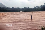Một điểm cầu tràn nước bị ngập, gây chia cắt tại khu vực miền núi tỉnh Quảng Trị. (Ảnh: TTXVN phát)