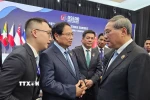 Thủ tướng Phạm Minh Chính gặp Thủ tướng Trung Quốc Lý Cường. (Ảnh: Dương Giang/TTXVN)