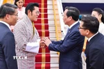 Bộ trưởng Bộ Dân tộc và Tôn giáo Đào Ngọc Dung đón Quốc vương Bhutan Jigme Khesar Namgyel Wangchuck và Hoàng hậu tại Sân bay Quốc tế Nội Bài. (Ảnh: Minh Đức/TTXVN)