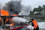 Lực lượng chức năng nỗ lực khống chế tàu cá bị cháy. (Ảnh: TTXVN phát)