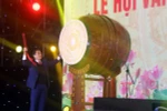 Ông Phạm Huy Bình, Bí thư Thành ủy Hưng Yên đánh trống khai mạc Lễ hội Văn hóa dân gian Phố Hiến. (Ảnh: Đinh Văn Nhiều/TTXVN)
