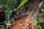 Các thành viên Đội Tìm kiếm, quy tập hài cốt liệt sỹ Tuyên Quang tiến hành tìm kiếm tại khu vực nghi có hài cốt liệt sỹ tại xã Minh Tân. (Ảnh: Hoàng Hiếu/TTXVN)