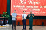 Thủ tướng Lê Minh Hưng tặng quà cho đại diện các thương binh, bệnh binh và Trung tâm Điều dưỡng thương binh Kim Bảng, tỉnh Ninh Bình. (Ảnh: Dương Giang/TTXVN)