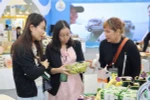 Khách tham quan Hội chợ mùa Thu. (Nguồn: Vietnam+)