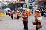 Hơn 70 gánh hàng rong tái hiện không gian ẩm thực đường phố miền Trung. (Ảnh: Trần Lê Lâm/TTXVN)