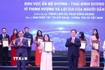 Đại diện nhóm tác giả Ban biên tập tin Đối ngoại (Thông tấn xã Việt Nam) nhận giải Nhất Giải thưởng toàn quốc về thông tin đối ngoại lần thứ 10. (Ảnh: Phương Hoa/TTXVN)