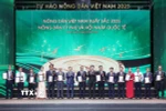 Chủ tịch nước Lương Cường và Chủ tịch Hội Nông dân Việt Nam Lương Quốc Đoàn trao Danh hiệu Nông dân Việt Nam xuất sắc năm 2025. (Ảnh: Lâm Khánh/TTXVN)