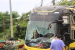 Xe khách bị hư hỏng nặng sau vụ tai nạn nghiêm trọng. (Ảnh: Hữu Quyết/TTXVN)