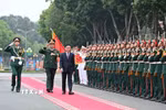 Thường trực Ban Bí thư Trần Cẩm Tú duyệt đội danh dự. (Ảnh: Phương Hoa/TTXVN)