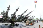 Khu trưng bày ngoài trời với các loại tên lửa, khí tài do các tập đoàn Công nghiệp Quốc phòng Việt Nam sản xuất và cải tiến nâng cấp. (Ảnh: Trọng Đức/TTXVN)