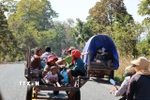 Người dân Campuchia ở tỉnh Preah Vihear, giáp giới với Thái Lan sơ tán tránh xung đột, ngày 8/12/2025. (Ảnh: THX/TTXVN)