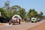 Người dân Campuchia tại tỉnh Preah Vihear gần biên giới với Thái Lan sơ tán tránh xung đột, ngày 8/12/2025. (Ảnh: THX/TTXVN)