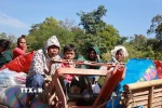 Người dân Campuchia ở tỉnh Preah Vihear, giáp giới với Thái Lan sơ tán tránh xung đột, ngày 8/12/2025. (Ảnh: THX/TTXVN)