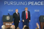 Tổng thống Mỹ Donald Trump (phải) và Tổng thống Nga Vladimir Putin trong cuộc họp báo chung tại Căn cứ Elmendorf-Richardson ở Anchorage, bang Alaska (Mỹ) ngày 15/8/2025. (Ảnh: THX/TTXVN)