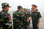 Đại tá Nguyễn Tú Tài, Phó Chỉ huy trưởng Bộ Chỉ huy Quân sự tỉnh Hà Tĩnh chào đón cán bộ, chiến sỹ Quân đội Nhân dân Lào. (Ảnh: TTXVN phát)