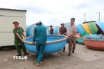 Hàng trăm phương tiện thuyền thúng được di dời lên bờ kè ứng phó với bão số 12. (Ảnh: Phạm Cường/TTXVN)