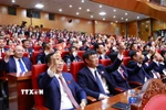 Đại biểu biểu quyết thông qua Nghị quyết Đại hội. (Ảnh: Đồng Thúy/TTXVN)