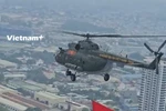 Cận cảnh trực thăng kéo cờ trên bầu trời Thành phố Hồ Chí Minh