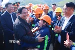 Thủ tướng Phạm Minh Chính động viên, chúc Tết công nhân thi công dự án đường cao tốc Đồng Đăng (Lạng Sơn)-Trà Lĩnh (Cao Bằng). (Ảnh: Dương Giang/TTXVN)