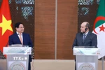 Thủ tướng Phạm Minh Chính và Thủ tướng Algeria Sifi Ghrieb gặp gỡ báo chí hai nước. (Ảnh: Dương Giang/TTXVN)