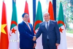 Thủ tướng Algeria Sifi Ghrieb đón Thủ tướng Phạm Minh Chính. (Ảnh: Dương Giang/TTXVN)