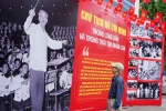 Người dân Thủ đô tham quan trưng bày ảnh 'Chủ tịch Hồ Chí Minh trong lòng dân và trong trái tim nhân loại.' (Ảnh: Khánh Hòa/TTXVN)