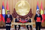 Tổng Bí thư Tô Lâm và Tổng Bí thư, Chủ tịch nước Lào Thongloun Sisoulith chứng kiến trao Biên bản ghi nhớ giữa Bộ Công Thương Việt Nam và Bộ Công Thương Lào về phát triển chuỗi liên kết công nghiệp giữa Việt Nam và Lào. (Ảnh: Thống Nhất/TTXVN)