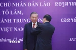 Tổng Bí thư, Chủ tịch nước Lào Thongloun Sisoulith trao tặng Huân chương Vàng Quốc gia của Nhà nước Lào cho Tổng Bí thư Tô Lâm. (Ảnh: Thống Nhất/TTXVN)