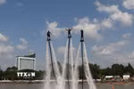 Vận động viên trình diễn các kỹ thuật của môn flyboard. (Ảnh: Hồng Thái/TTXVN)