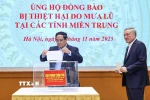 Thủ tướng Phạm Minh Chính quyên góp ủng hộ đồng bào bị thiệt hại do mưa lũ tại các tỉnh miền Trung. (Ảnh: Dương Giang/TTXVN)