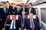 Lãnh đạo doanh nghiệp ngành đường sắt Trung Quốc tháp tùng Tổng Bí thư, Chủ tịch nước Tô Lâm trên tàu cao tốc đi thăm thành phố Nam Ninh. (Ảnh: Thống Nhất/TTXVN)