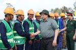 Thủ tướng Phạm Minh Chính thăm, động viên công nhân, kỹ sư thi công dự án đường bộ cao tốc Cần Thơ-Cà Mau đoạn qua thành phố Cà Mau. (Ảnh: Dương Giang/TTXVN)