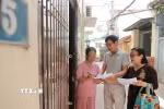 Đại diện các tổ dân phố đến từng nhà để lấy ý kiến nhân dân. (Ảnh: Minh Quyết/TTXVN)
