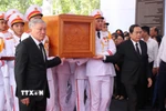 Các đồng chí lãnh đạo Đảng, Nhà nước, Quốc hội đưa Linh cữu nguyên Chủ tịch nước Trần Đức Lương vào nghĩa trang xã Phổ Khánh. (Ảnh: Phạm Cường/TTXVN)