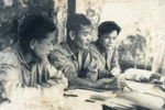Đại tướng Nguyễn Chí Thanh (phải) cùng Thượng tướng Trần Văn Trà (trái), Tư lệnh quân Giải phóng nghe cán bộ tác chiến báo cáo tình hình tại nhà nghỉ của Đại tướng (gần Bộ Chỉ huy miền Nam), năm 1966. (Nguồn: Bảo tàng Đại tướng Nguyễn Chí Thanh)