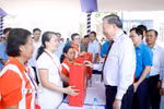 Tổng Bí thư, Chủ tịch nước Tô Lâm tặng quà cho công nhân. (Ảnh: Thống Nhất/TTXVN)