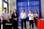 Bà Nguyễn Thị Lịch (đại diện Tổ bầu cử số 16, phường Phan Thiết) báo cáo với Phó Chủ tịch nước Võ Thị Ánh Xuân về công tác chuẩn bị cho ngày bầu cử 15/3 tới. (Ảnh: Nguyễn Dũng/TTXVN)