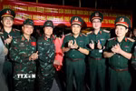 Thượng tướng Phùng Sĩ Tấn, Phó Tổng Tham mưu trưởng Quân đội nhân dân Việt Nam chúc mừng các thành viên trong đoàn trở về. (Ảnh: An Đăng/TTXVN)