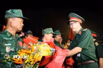 Lãnh đạo Bộ Quốc phòng tặng hoa chúc mừng đoàn. (Ảnh: An Đăng/TTXVN)